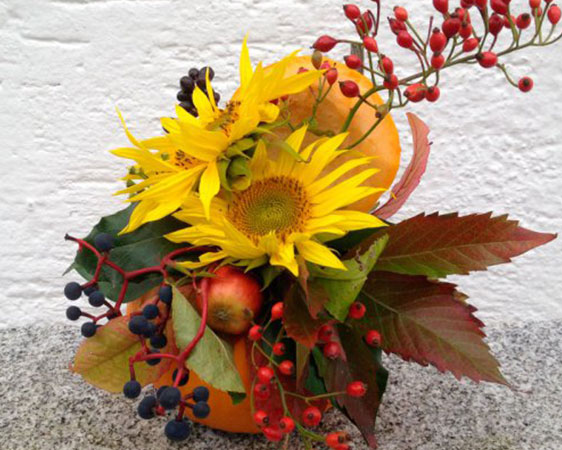 Kürbisgesteck mit Sonnenblumen
